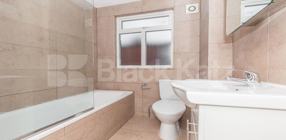 			Huge Two Bed Apartment !, 2 Bedroom, 1 bath, 1 reception Flat			 Green lanes, Turnpike Lane, N8